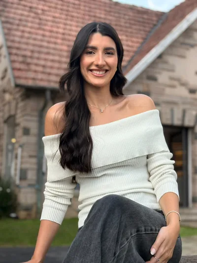 Luana Raquel de Lima, psicóloga CRP 08/43234, sentada em ambiente externo